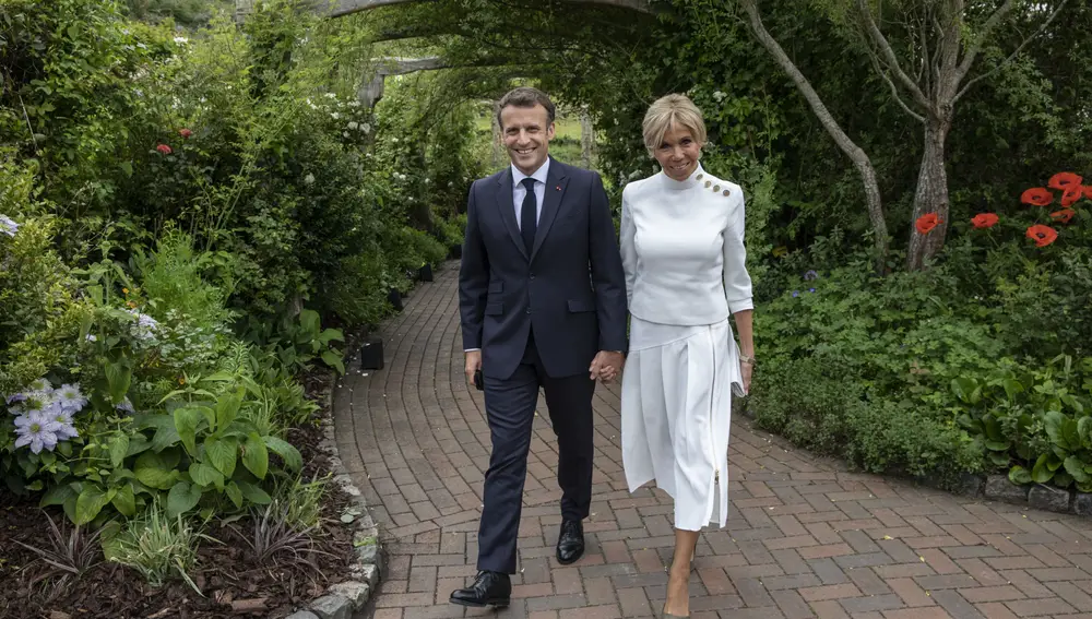 Emmanuel Macron y su esposa Brigitte Macron. REUTERS