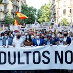 La presidenta de Ciudadanos (Cs), Inés Arrimadas (C), y los líderes de Cs y PP en Cataluña, Carlos Carrizosa y Alejandro Fernández, participan en la concentración contra los indultos