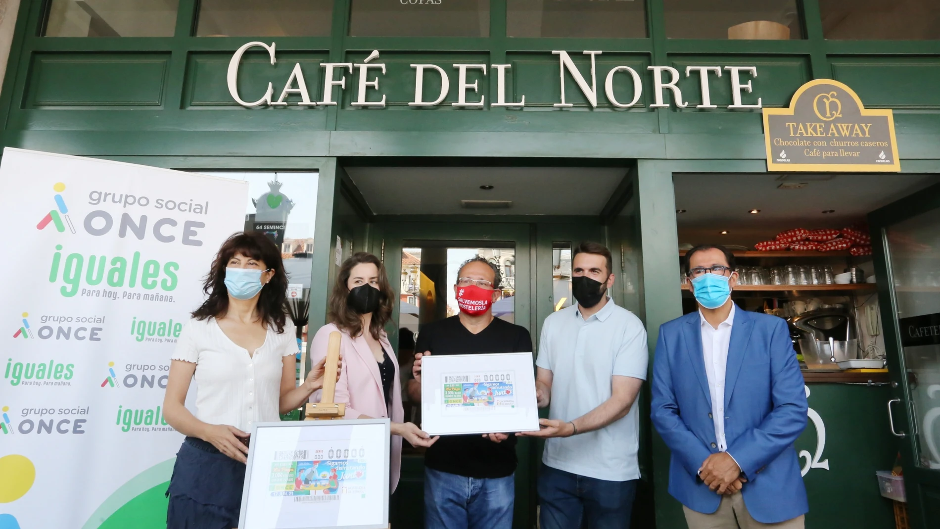 La concejala de Cultura y Turismo del Ayuntamiento de Valladolid, Ana Redondo, el delegado territorial de la ONCE en Castilla y León, Ismael Pérez, y el vicepresidente primero de la Asociación de Hostelería de Valladolid, Amalio del Pozo, presentan el cupón de la ONCE del próximo jueves, 17 de junio, dedicado a la hostelería.