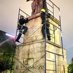 Fotografía cedida por el ministerio de Cultura de Colombia que muestra la retirada del monumento a Isabel la Católica en Bogotá (Colombia)
