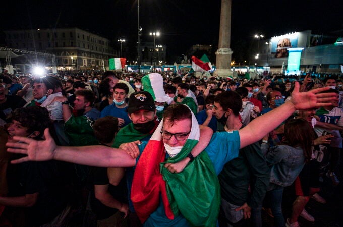 Aficionados italianos celebran la victoria ante Turquía en el partido inaugural de la Eurocopa