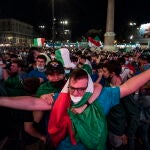 Aficionados italianos celebran la victoria ante Turquía en el partido inaugural de la Eurocopa