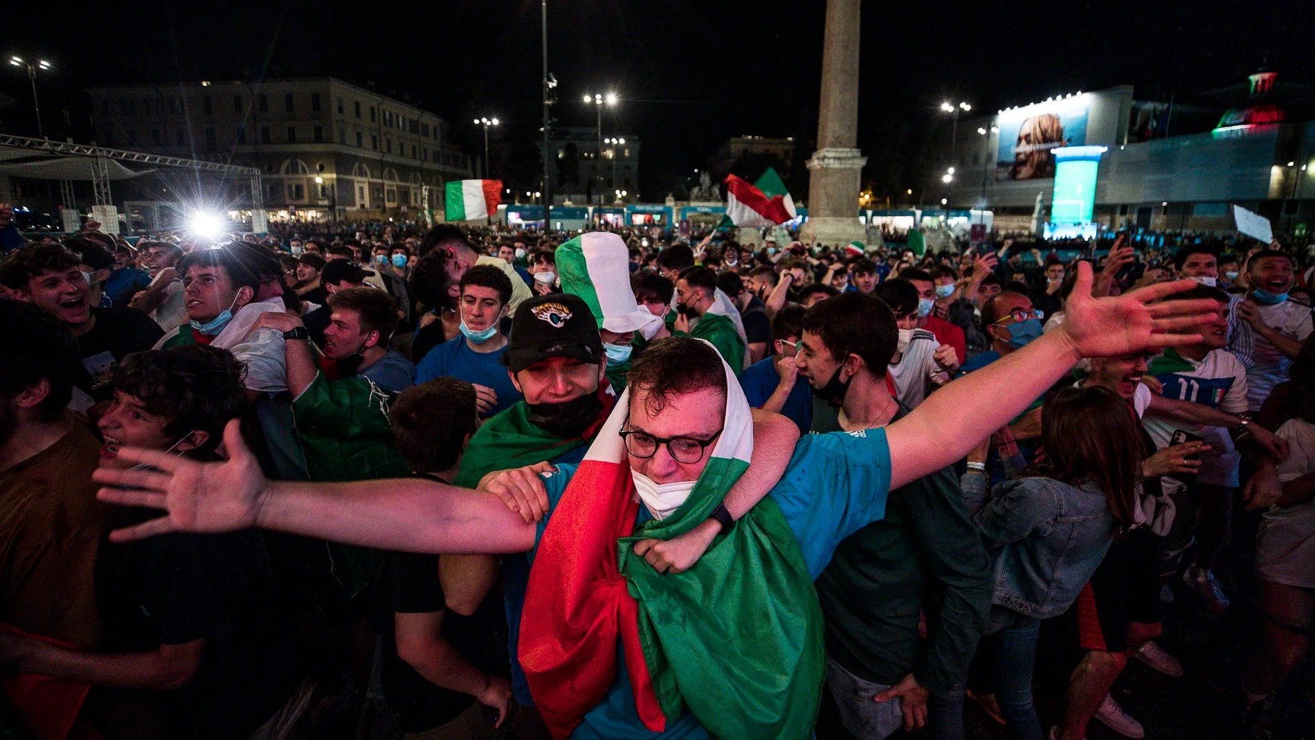 Aficionados italianos celebran la victoria ante Turquía en el partido inaugural de la Eurocopa