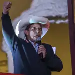 El candidato izquierdista a la presidencia de Perú Pedro Castillo habla frente a seguidores
