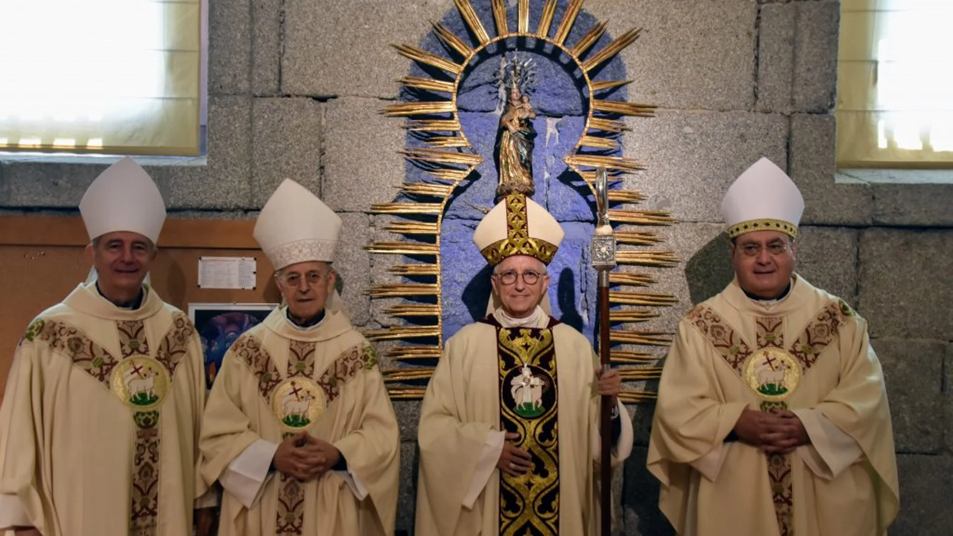 Don Jesús, junto a nuestro obispo D. José María, el Cardenal Blázquez y Mons. Retana