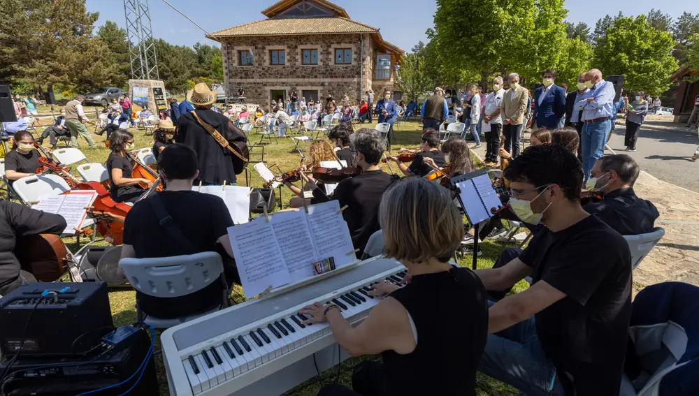 El consejero de Fomento y Medio Ambiente, Juan Carlos Suárez-Quiñones, participa en el homenaje del Parque Regional de la Sierra de Gredos a Miguel Delibes, con inauguración de exposición y lectura de fragmentos de la obra del escritor universal. Al acto también asistieron dos de los hijos de Delibes, Juan y Adolfo