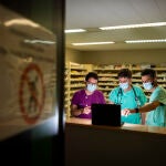De izda. a dcha., Luis Antonio Lechuga, José Manuel Ruiz y Mario García, en el Hospital de Fuenlabrada