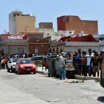 Decenas de migrantes hacen cola durante más de una hora para recibir una bolsa de comida, por parte de la asociación islámica `Luna Blanca´, en la Mezquita de Sidi Embarek. en Ceuta (España). Antonio Sempere / Europa Press12/06/2021