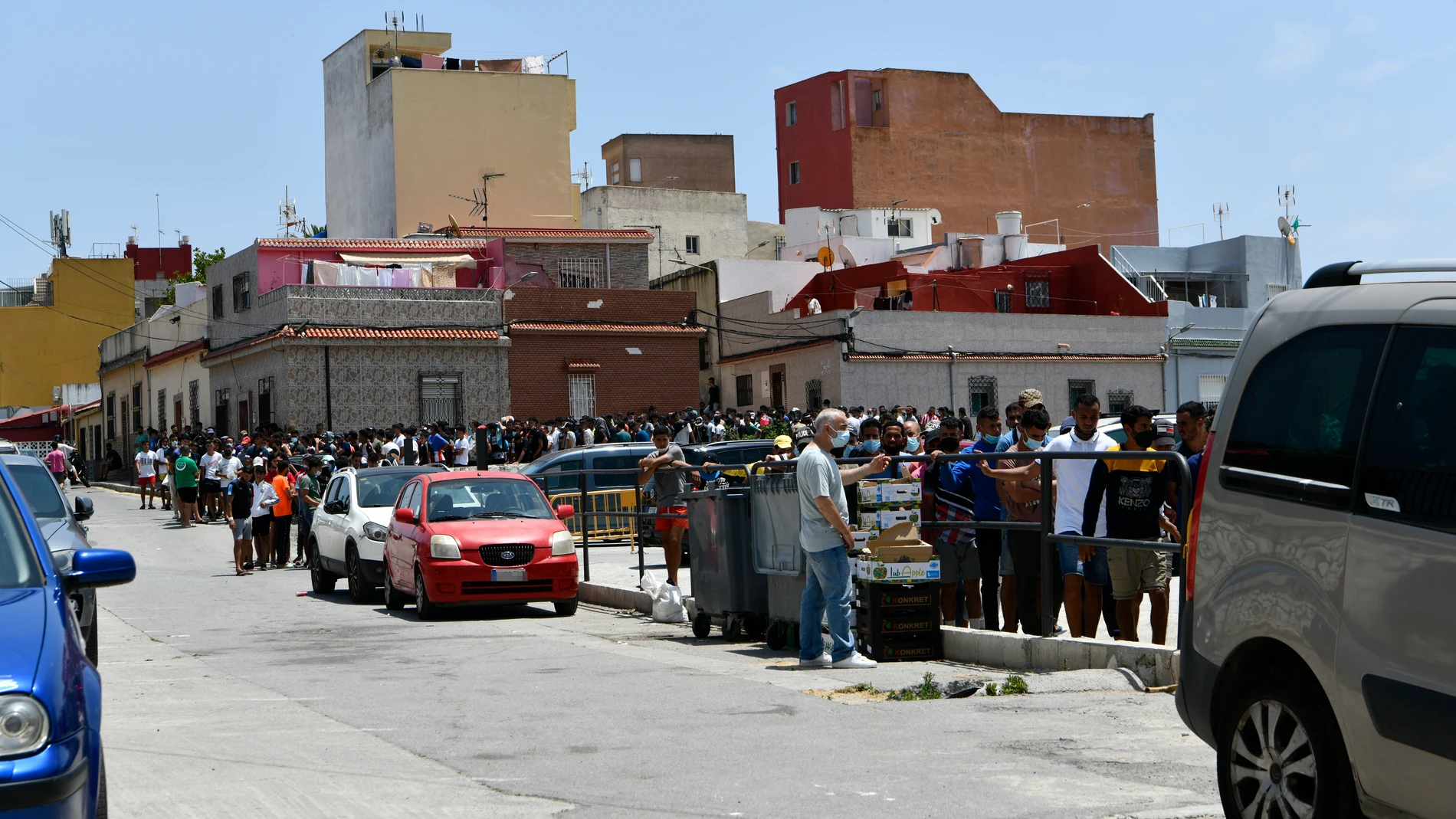 Decenas de migrantes hacen cola durante más de una hora para recibir una bolsa de comida, por parte de la asociación islámica `Luna Blanca´, en la Mezquita de Sidi Embarek. en Ceuta (España). Antonio Sempere / Europa Press12/06/2021