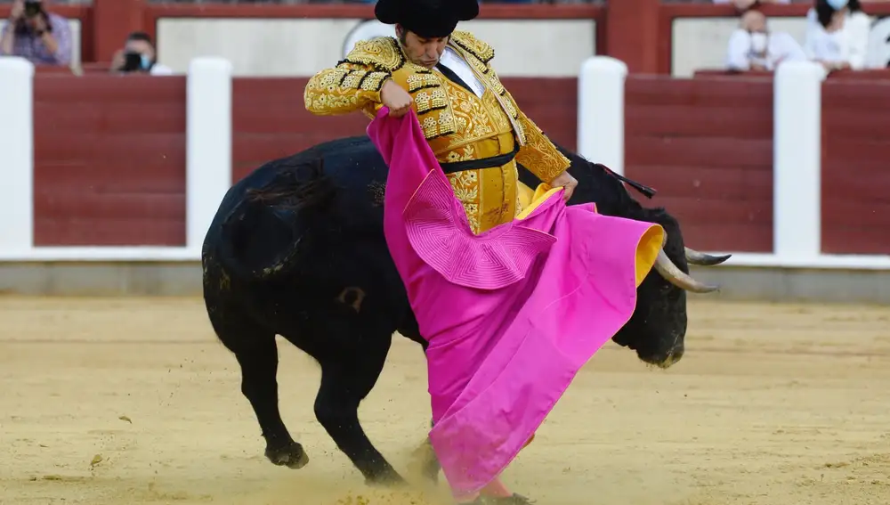 VALLADOLID, 12/06/2021.- El diestro Morante de la Puebla torea con el capote a su primer toro de la corrida celebrada esta tarde en Valladolid, en donde comparte cartel con Pablo Aguado y José María Manzanares. EFE/NACHO GALLEGO