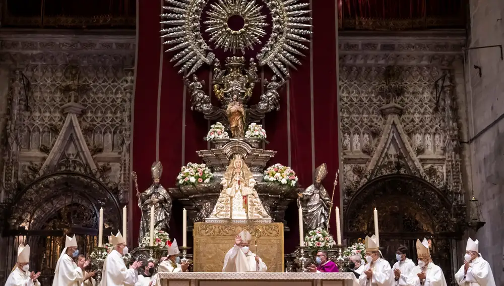 Altar de la Catedral en el que se celebró la toma de posesión del nuevo arzobispo de Sevilla