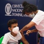 Un joven recibe una dosis de la vacuna Pfizer en un centro de vacunación en Santo Domingo (República Dominicana)