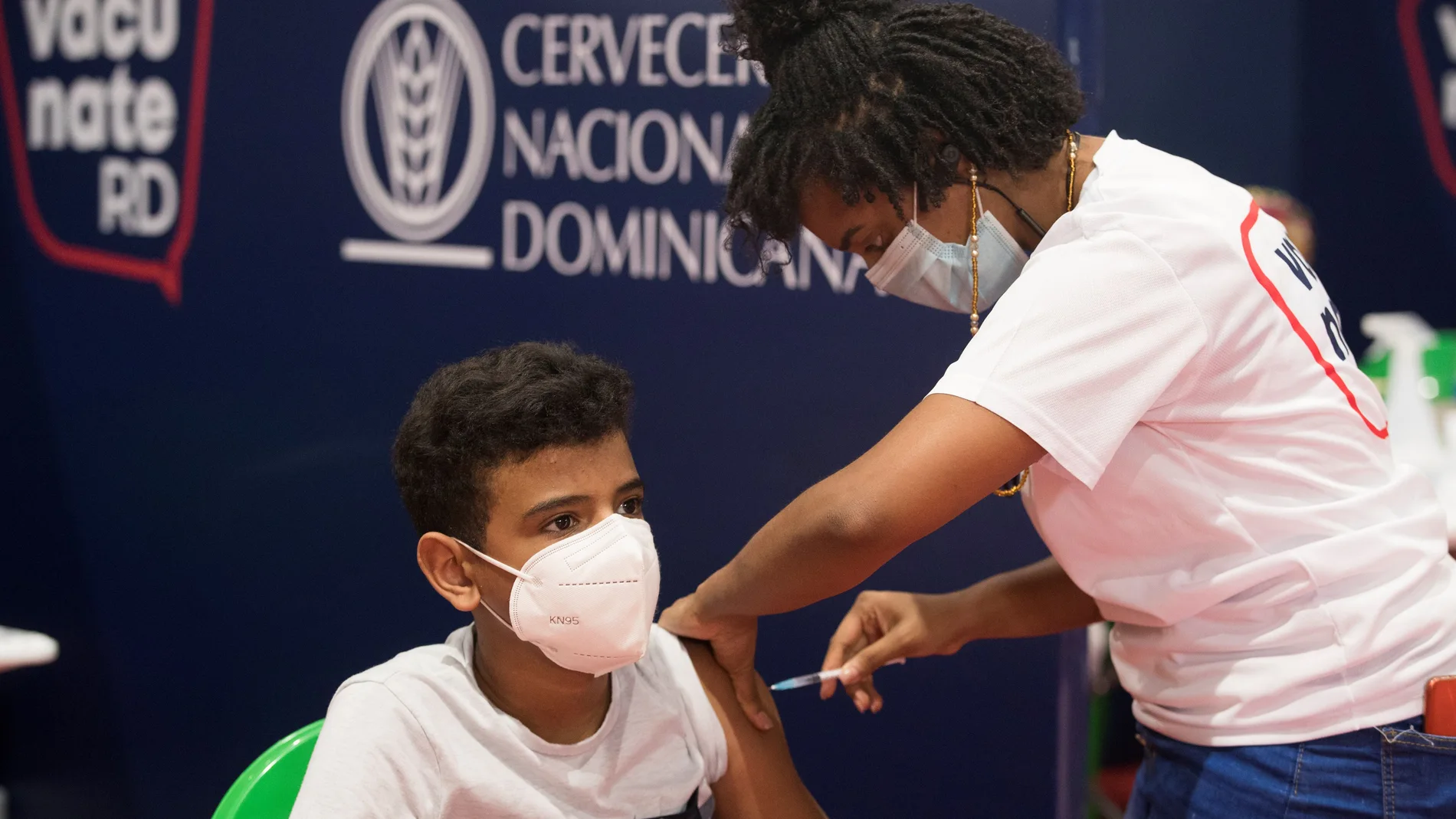 Un joven recibe una dosis de la vacuna Pfizer en un centro de vacunación en Santo Domingo (República Dominicana)