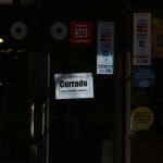 Fotografía de un local comercial cerrado en Santiago (Chile), con los hospitales al borde del colapso a pesar de que el país tiene una de las mayores tasas de vacunación del mundo