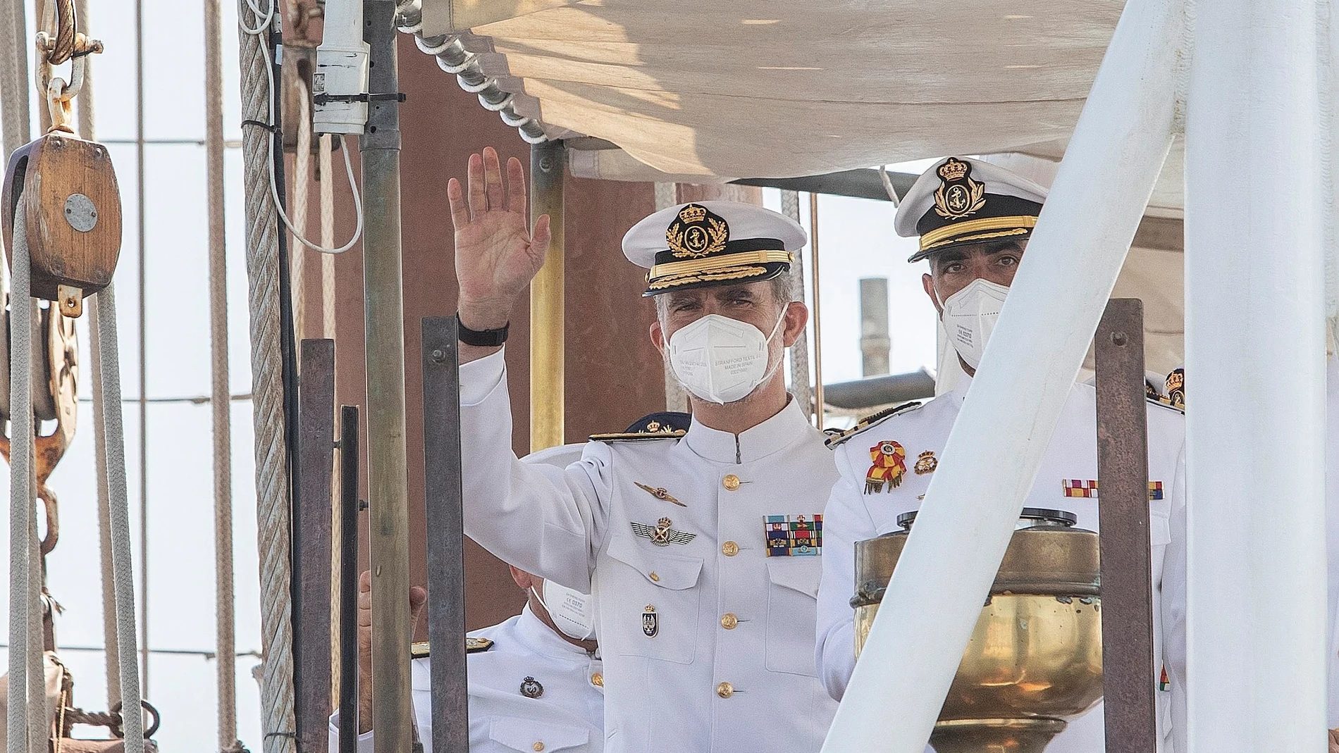 El Rey Felipe VI saluda a bordo del buque escuela "Juan Sebastán Elcano"