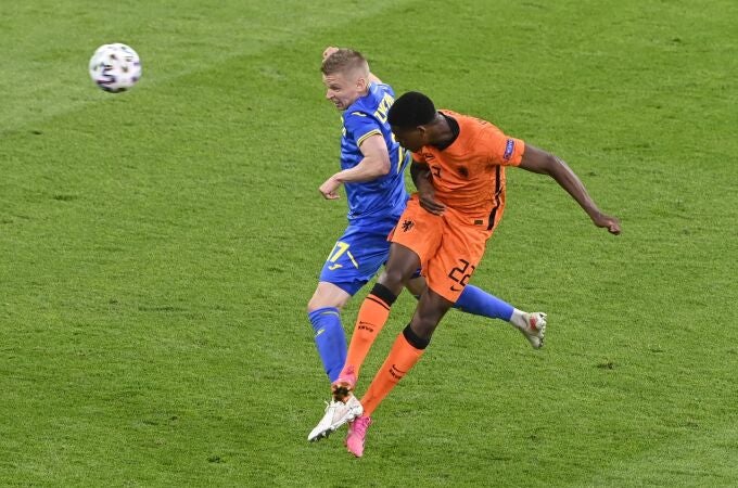 Dumfries marcó de cabeza el gol que dio el triunfo a Países Bajos ante Ucrania (3-2)