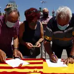 Varios ciudadanos firman la petición contra la concesión de indultos a los condenados por el &quot;procés&quot; en una mesa instalada por el Partido Popular en Barcelona, este domingo