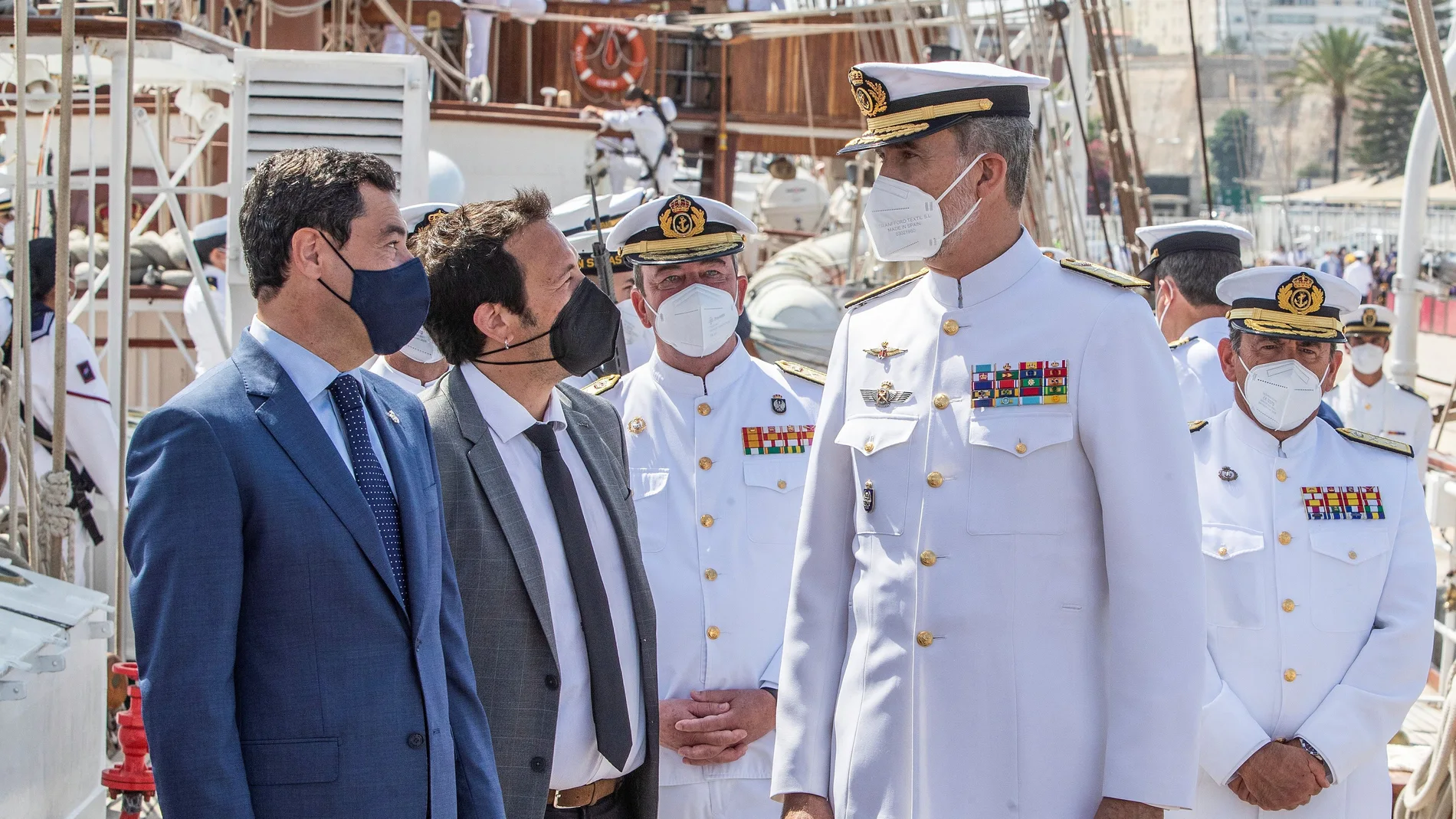 El Rey Felipe VI saluda al presidente del la Junta de Andalucía, Juanma Moreno (i), y al alcalde de Cádiz, José María González (2i), a su llegada al puerto de la bahía de Cádiz a bordo del buque escuela 'Juan Sebastán Elcano el pasado domingo