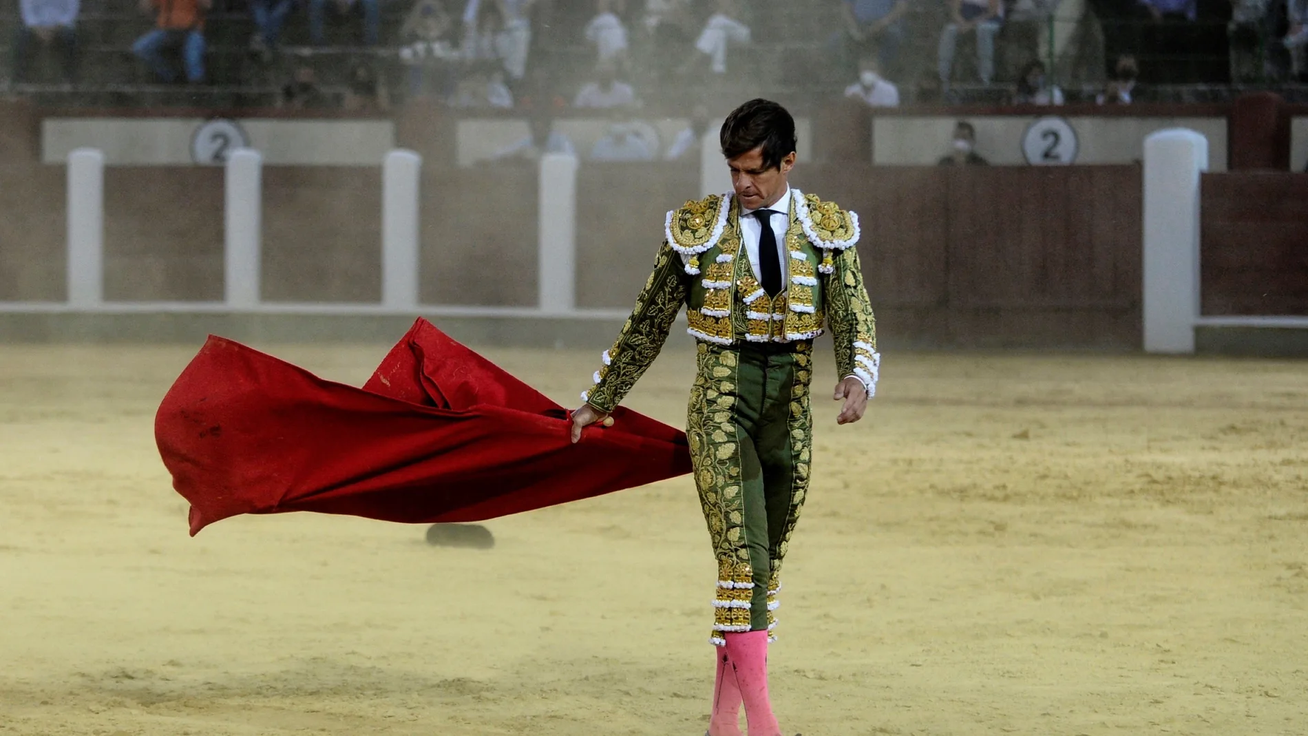 El diestro Julián López "El Juli" sufre las inclemencias del viento durante la corrida celebrada esta tarde en la plaza de toros de Valladolid, donde comparte cartel con Roca Rey y El Fandi. EFE/NACHO GALLEGO