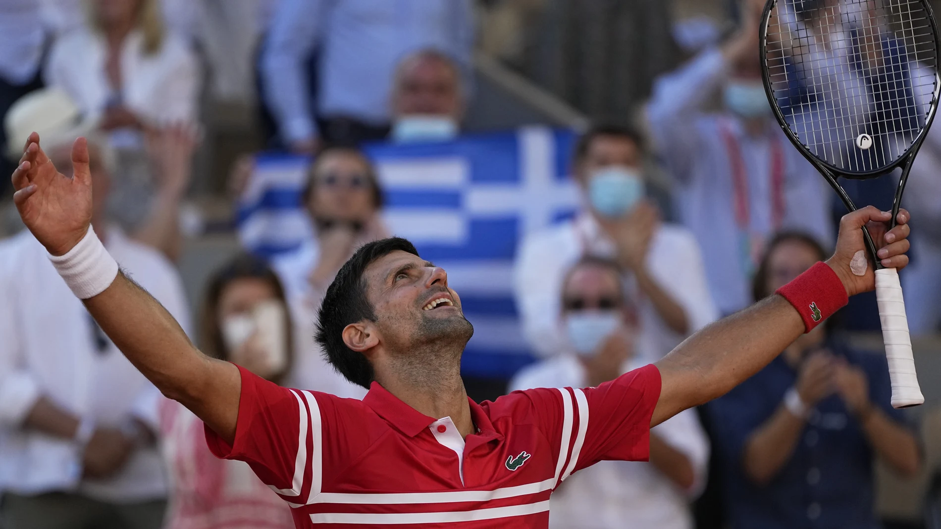 Djokovic celebra su triunfo en la final de Roland Garros 2021 ante Stefanos Tsitsipas
