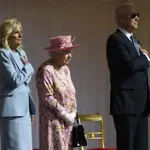La reina Isabel II flanqueada por el presidente de EE UU, Joe Biden, y la primera dama Jill Biden en el castillo de Windsor