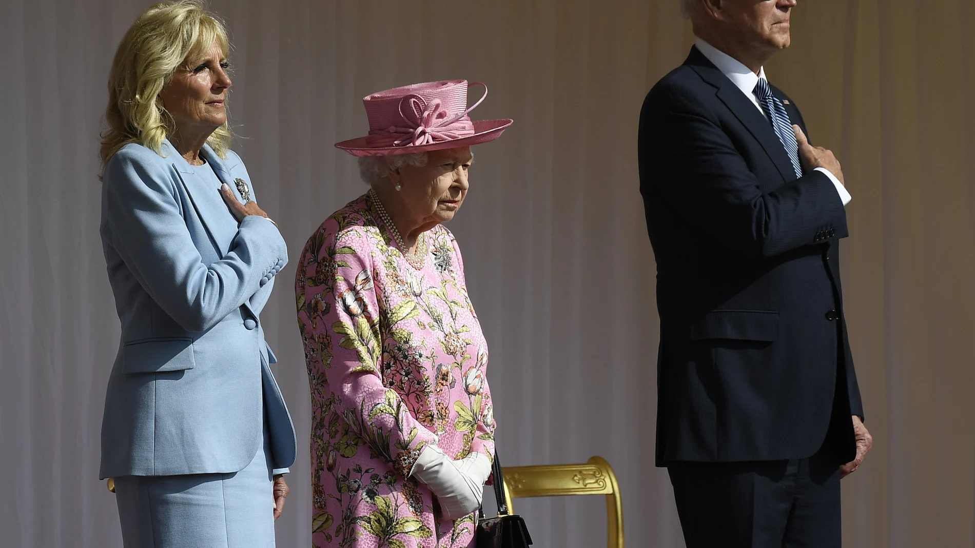 La reina Isabel II flanqueada por el presidente de EE UU, Joe Biden, y la primera dama Jill Biden en el castillo de Windsor