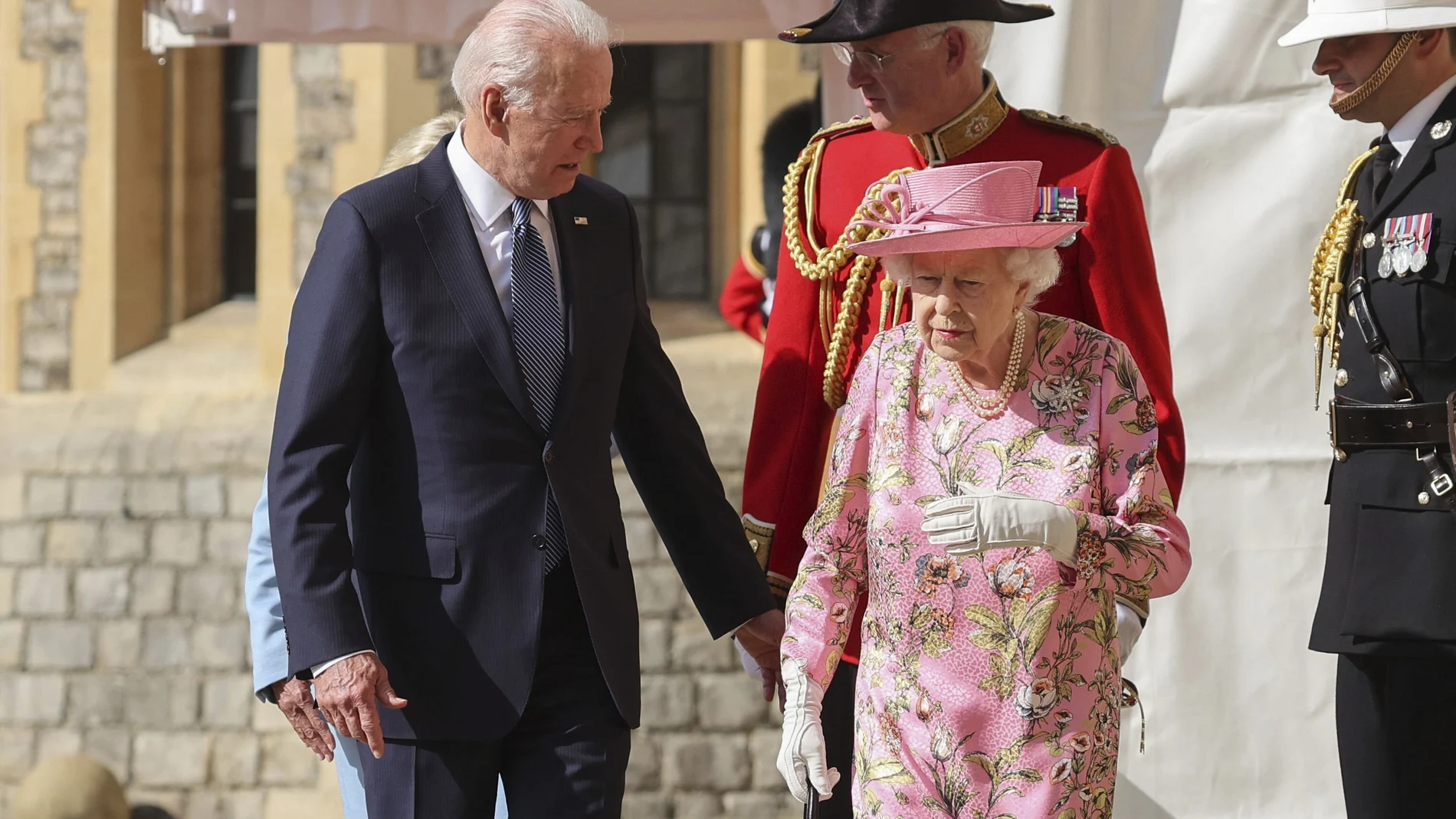 La reina Isabel II y el presidente de Estados Unidos, Joe Biden, en la visita del norteamericano a tierras británicas. AP