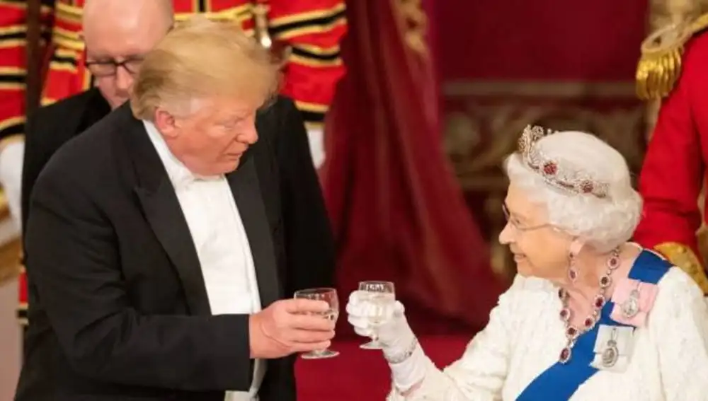 El expresidente de Estados Unidos Donald Trump junto a la reina Isabel II. Reuters