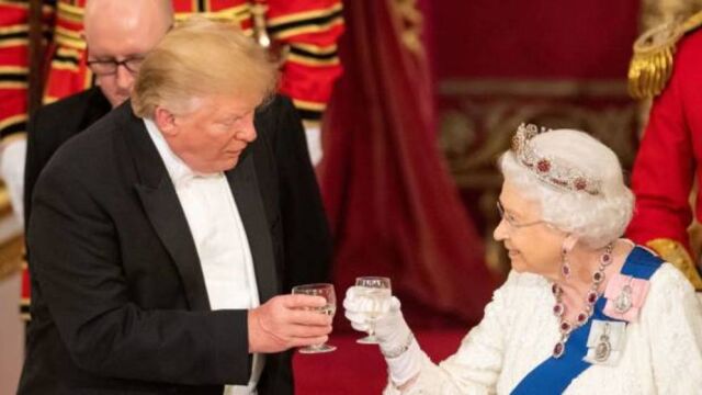 El expresidente de Estados Unidos Donald Trump junto a la reina Isabel II. Reuters