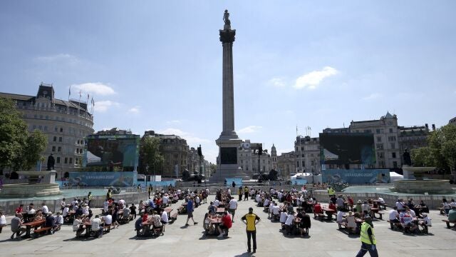 Pese a que el ritmo de vacunación se está incrementando, la variante Delta no da margen a las medidas contra el coronavirus. AP