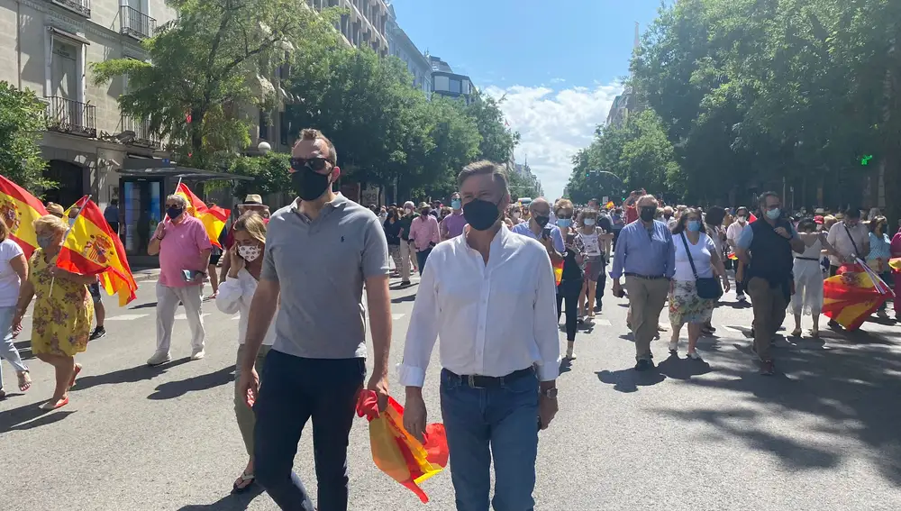 El secretario general del PP de Castilla y León, Francisco Vázquez, y el vicesecretario de Política Municipal del PP de Castilla y León, Héctor Palencia, durante la protesta en Madrid
