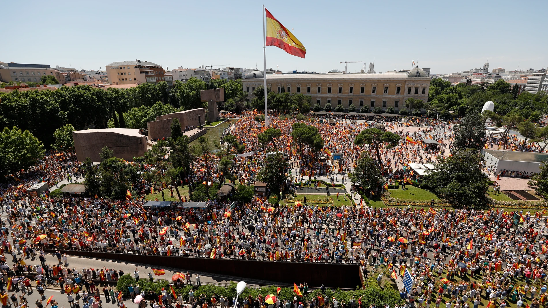 La céntrica plaza madrileña empezó a llenarse una hora antes del inicio de la concentración.