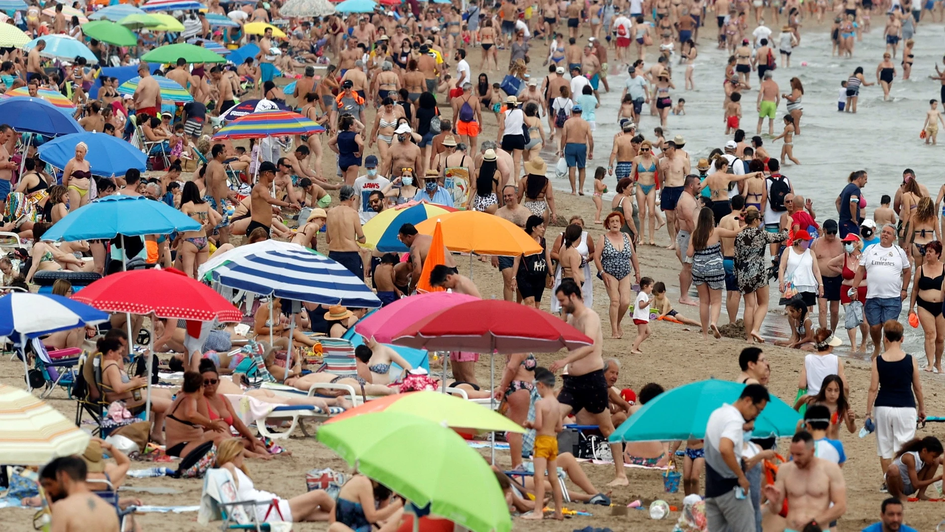 Vista general de la playa de la Malvarrosa durante el segundo fin de semana de junio