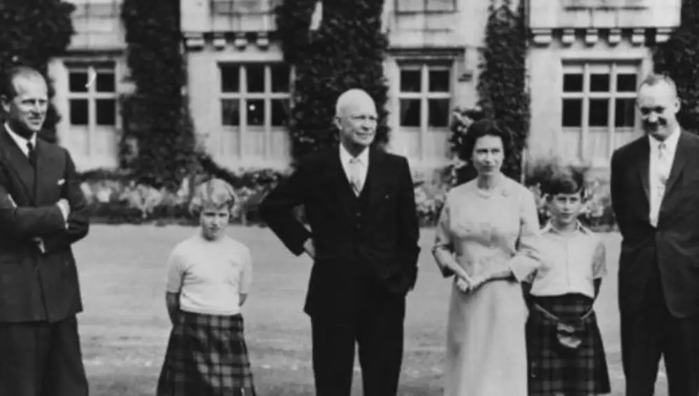 El expresidente de Estados Unidos Eisenhower junto a la reina Isabel II. Getty Images