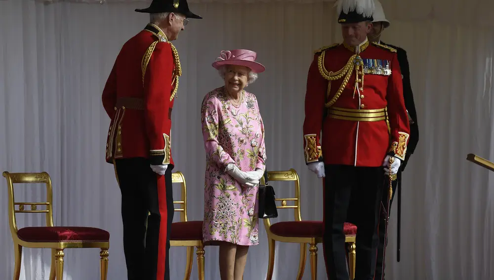 Isabel II junto a sus guardianes