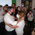 El alcalde de Sevilla, Juan Espadas y , la secretaria general del PSOE-A, Susana Días se dan un abrazo pandémico
