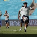 Adama Traoré, en el entrenamiento de La Cartuja en Sevilla