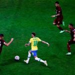 Neymar marcó el segundo gol de Brasil contra Venezuela.