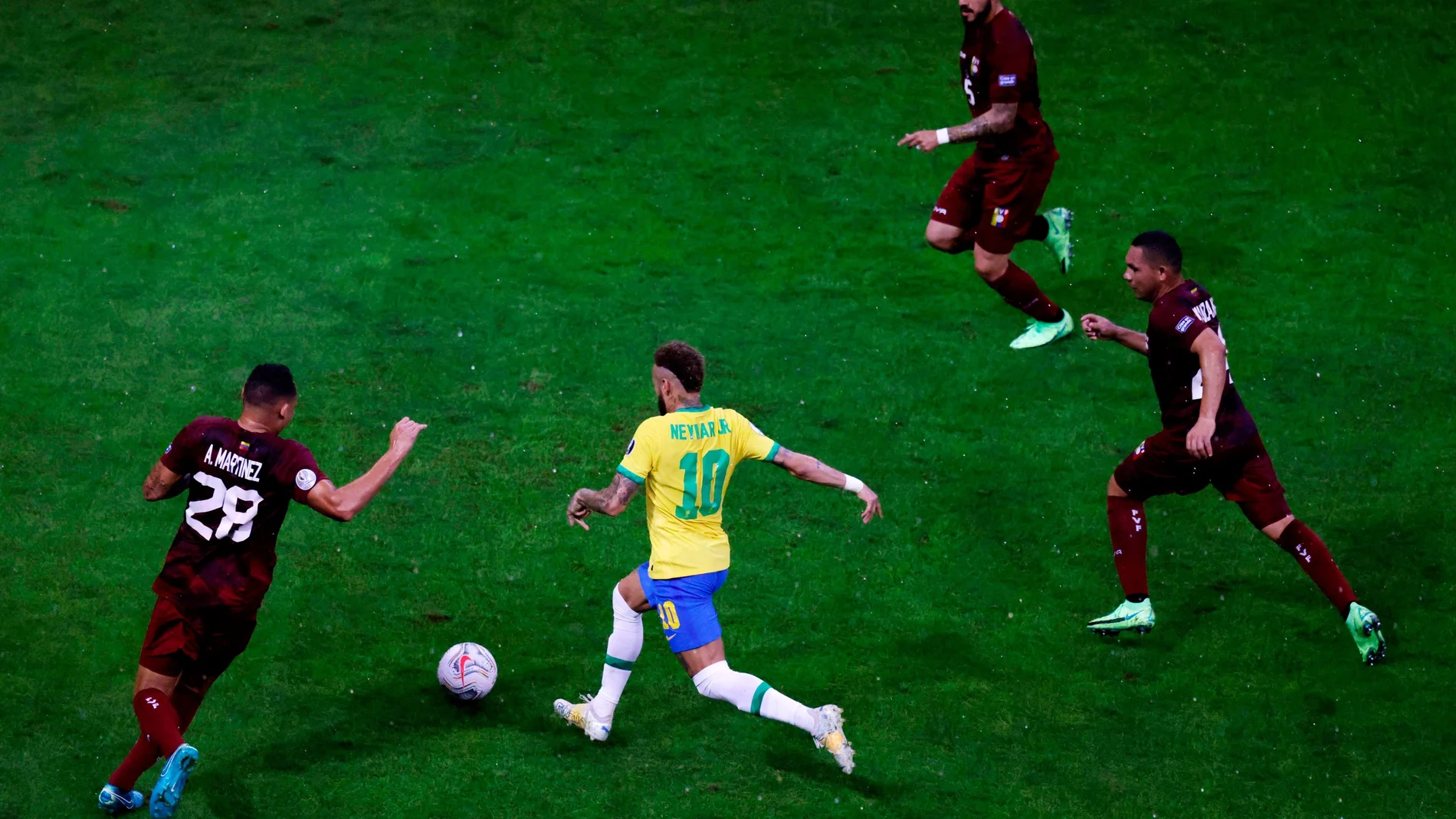 Neymar marcó el segundo gol de Brasil contra Venezuela.