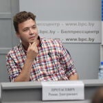 El opositor bielorruso Roman Protasevich participa en una rueda de prensa convocada por el Gobierno bielorruso tras su secuestro y detención