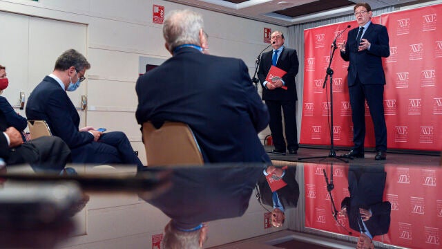 El presidente de AVE, Vicente Boluda; y el presidente de la Generalitat, Ximo Puig, intervienen en el almuerzo-coloquio organizado por la Asociación Valenciana de Empresarios