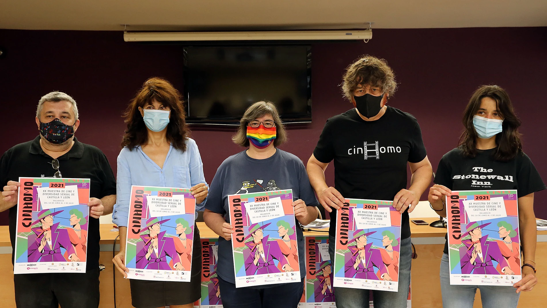 La concejala de Cultura del Ayuntamiento de Valladolid, Ana Redondo, presenta junto a representantes del colectivo LGTBI, CINHOMO, la Muestra Internacional de Cine y Diversidad Sexual de Valladolid