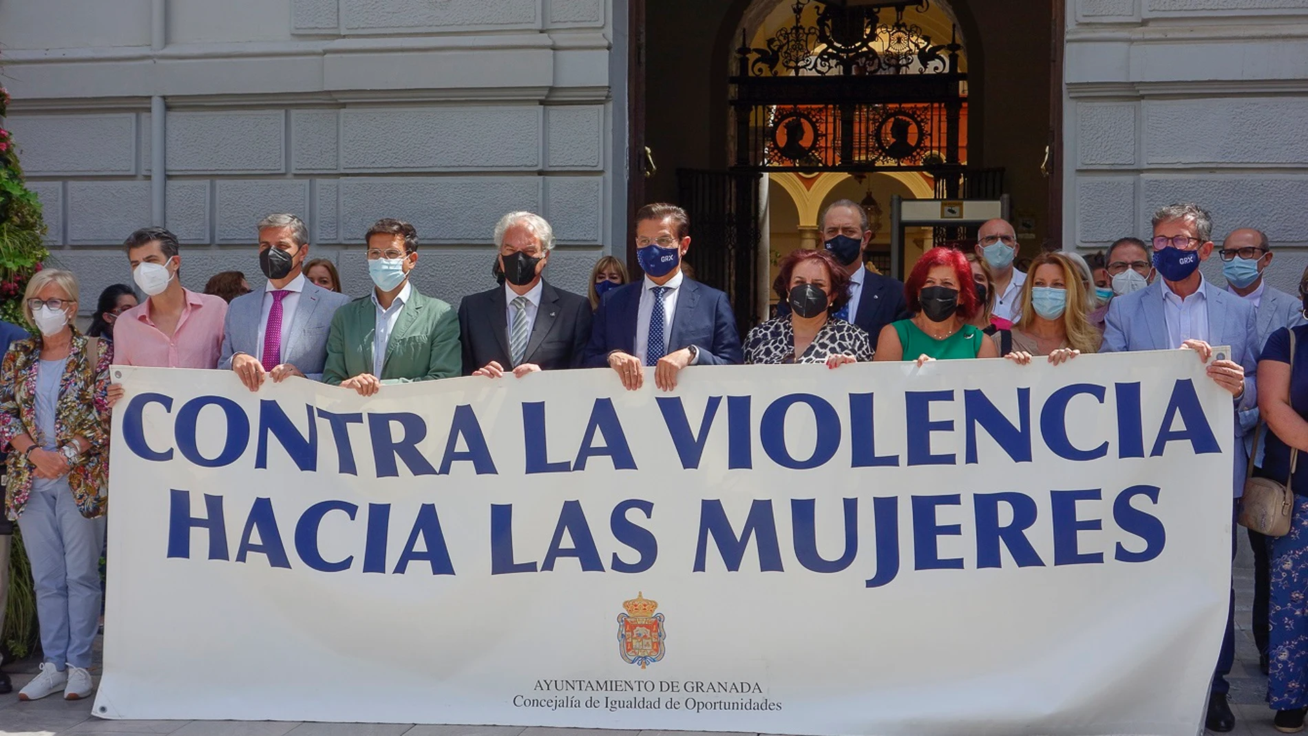 El alcalde de Granada, Luis Salvador, en el centro en una concentración contra la violencia machista
