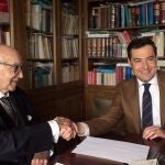 Manuel Clavero Arévalo junto al presidente de la Junta de Andalucía, Juanma Moreno