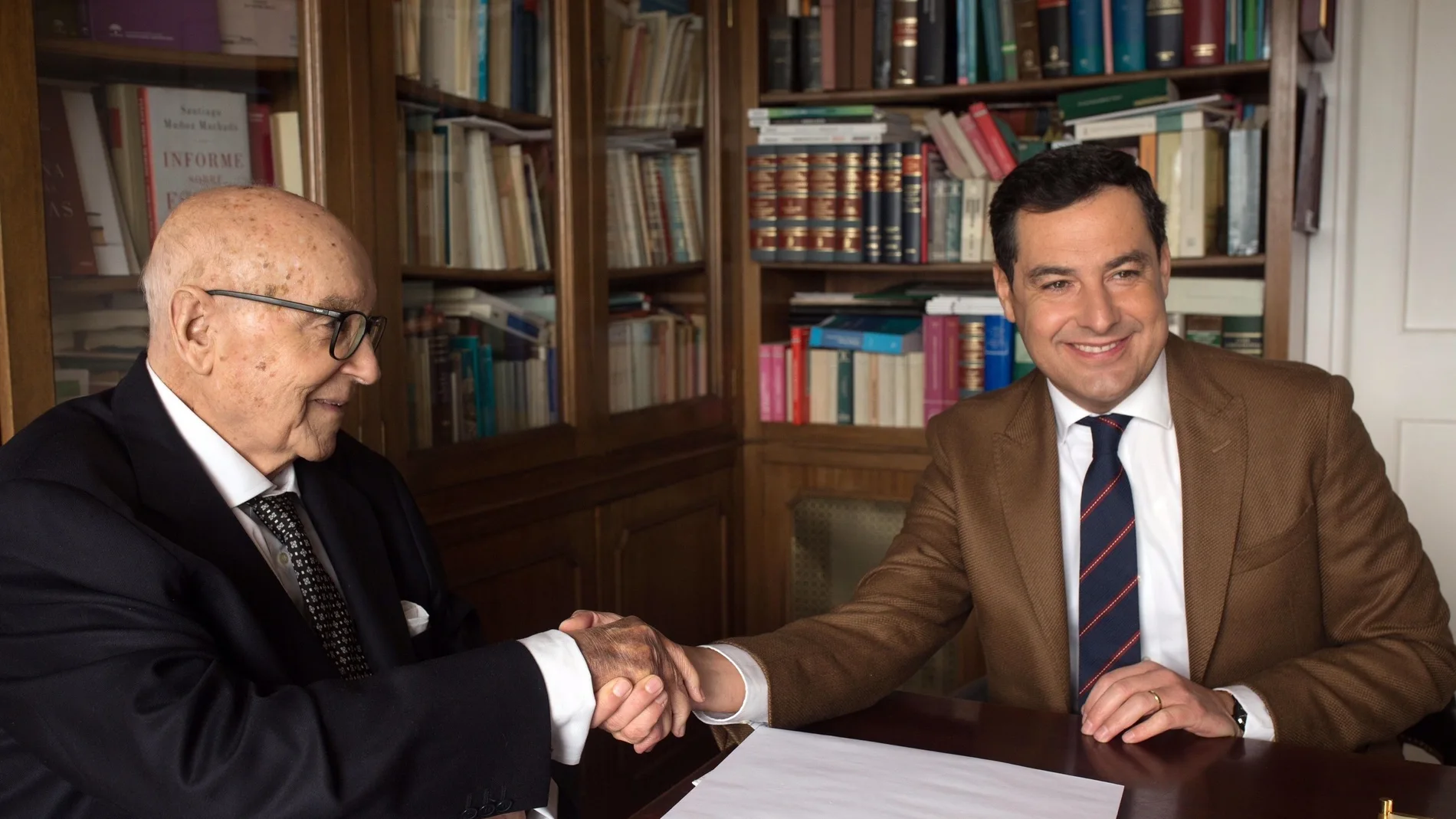 Manuel Clavero Arévalo junto al presidente de la Junta de Andalucía, Juanma Moreno