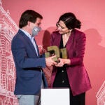 La presidenta de la Comunidad de Madrid en funciones, Isabel Díaz Ayuso, recibe uno de los premios en la XVIII edición de los Premios Madrid, de la mano del alcalde de Madrid, José Luis Martínez-Almeida.