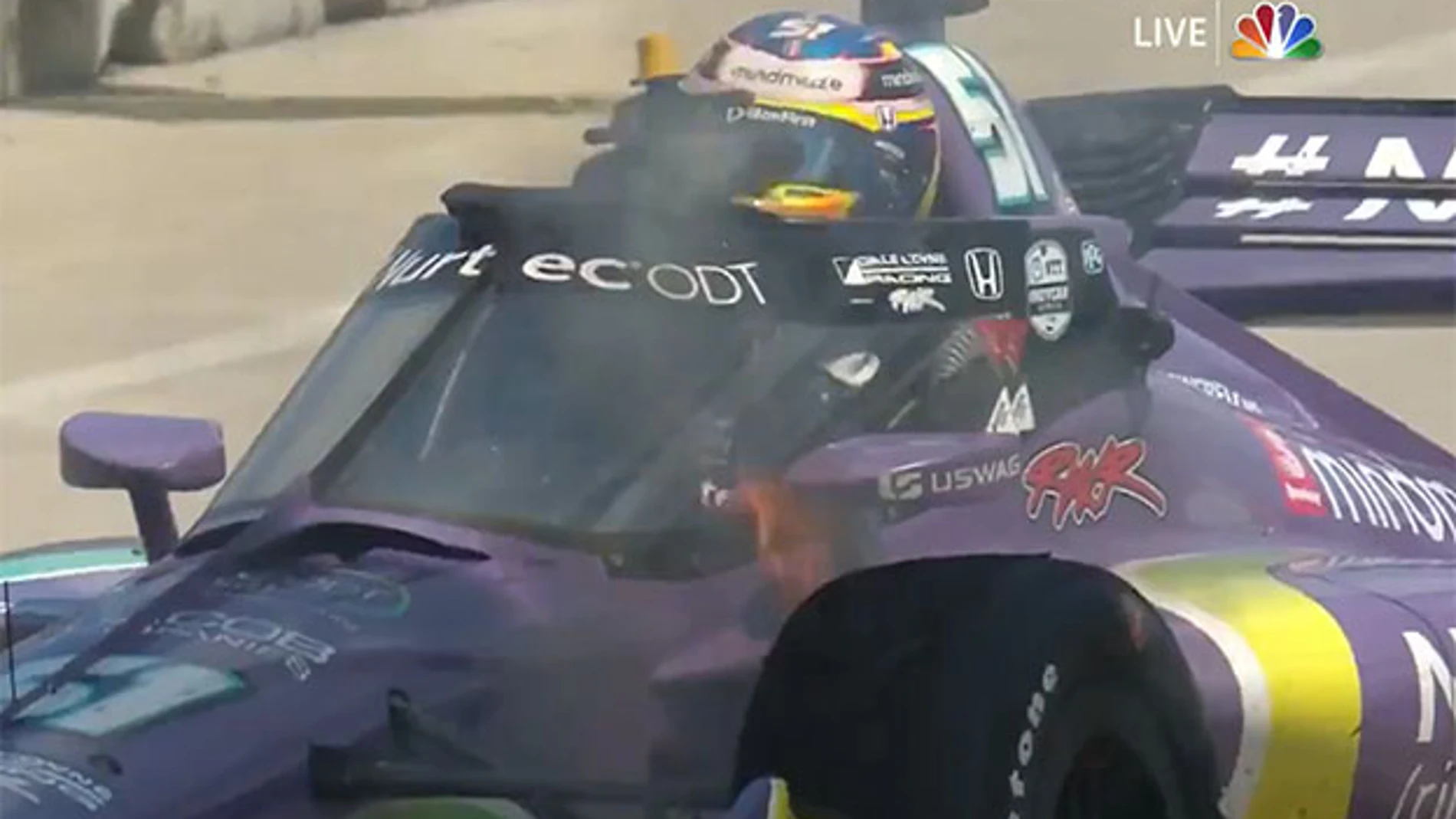 Llamas en una rueda delantera del coche de Romain Grosjean.