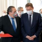 El presidente Puig (d) junto al presidente de la Asociación Valenciana de Empresarios, (AVE) Vicente Boluda (i) momentos antes del almuerzo que tiene lugar hoy en Valencia. EFE/Manuel Bruque