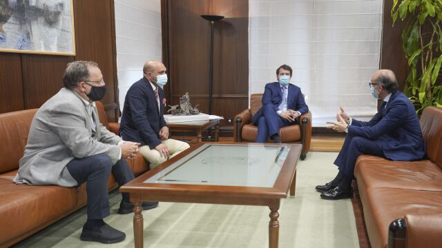 El presidente Alfonso Fernández Mañueco y el consejero Javier Ortega reciben a los representantes de la Confederación de Hostelería y Turismo de Castilla y León