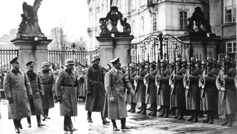 Las tropas alemanas entraron en Checoslovaquia el día 15 de marzo de 1939. A consecuencia de la ocupación murieron más de 100 000 personas de la resistencia y desapareció la mayoría de la población judía.